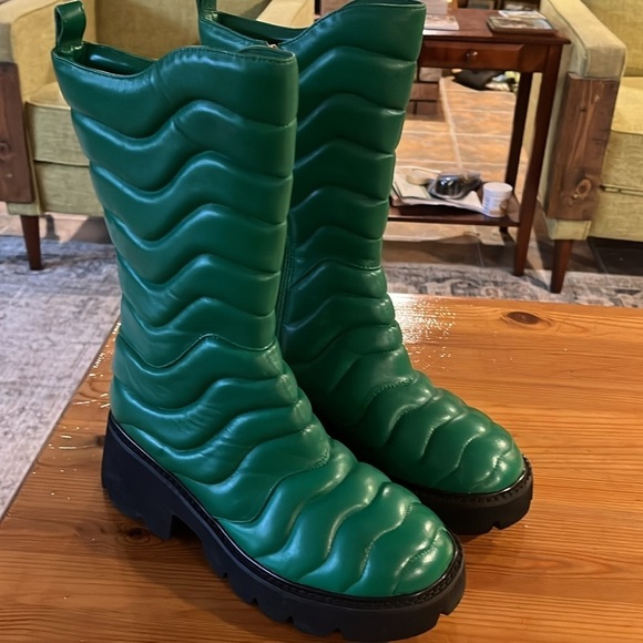 I am Jennifer Le tall puffy Kelly green boots full side zipper. Size 43 - Picture 11 of 14